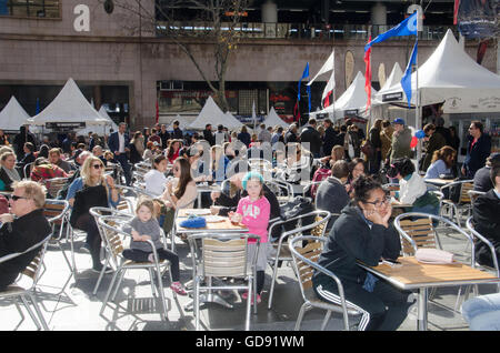 Sydney, Australie - 14 juillet 2016 : Fête Nationale célébrée à Sydney, en Australie, au BPBR Festival. Les foules appréciant le festival. Credit : mjmediabox/Alamy Live News Banque D'Images