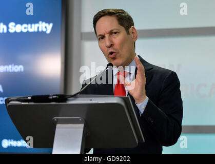 Washington, USA. Le 13 juillet, 2016. Directeur de l'organisme américain Centers for Disease Control and Prevention (CDC) Tom Frieden parle lors d'une discussion sur les Jeux Olympiques et Zika, la sécurité sanitaire mondiale à Washington le 13 juillet 2016. CDC le mercredi minimisé l'inquiétude que les Jeux Olympiques de Rio vous aidera à propager le virus Zika dans le monde entier. © Bao Dandan/Xinhua/Alamy Live News Banque D'Images