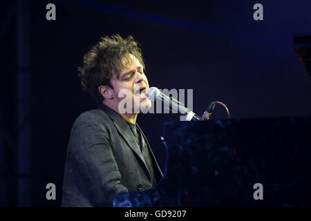 Dorset, UK. Le 13 juillet, 2016. Jamie Cullum sur scène le premier jour du festival Larmer Tree Crédit : Stuart Walker/ Alamy Live News Banque D'Images