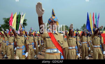 Srinagar, Cachemire sous administration indienne. 14 juillet, 2016. Centrales de police indiennes gendarmes Force prendre serment durant leur passage dans Humhama sur parade, dans la banlieue de Srinagar, Inde.512 recrues CRPF nouvellement formés ont prêté serment de servir l'Inde en travaillant dans la police durant leur passage à parade. Les recrues ont terminé avec succès leurs 44 semaines de formation qui implique, maniement des armes, à la lecture de carte et d'opérations de contre-insurrection. Ces recrues se joindront à la lutte contre les paramilitaires indiennes au Cachemire des militants. Credit : Sofi Suhail/Alamy Live News Banque D'Images