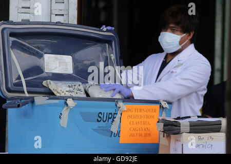 La province de Cavite, Philippines. 14 juillet, 2016. Un membre du personnel de service de laboratoire de la Drug Enforcement Agency des Philippines (PDEA) montre un récipient rempli de sacs de chlorhydrate de méthamphétamine, localement appelé "Habu' au cours de la destruction de confisquer des drogues dans la province de Cavite, Philippines, le 14 juillet 2016. Les Philippines ont détruit 1,77 milliards de pesos philippins (environ 38 millions de dollars américains) de diverses drogues dangereuses dans le but de la campagne du gouvernement philippin contre les drogues illégales. Credit : Rouelle Umali/Xinhua/Alamy Live News Banque D'Images