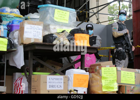 La province de Cavite, Philippines. 14 juillet, 2016. Les membres de la Drug Enforcement Agency des Philippines (PDEA) Garde côtière canadienne au cours de la destruction de confisquer des drogues dans la province de Cavite, Philippines, le 14 juillet 2016. Les Philippines ont détruit 1,77 milliards de pesos philippins (environ 38 millions de dollars américains) de diverses drogues dangereuses dans le but de la campagne du gouvernement philippin contre les drogues illégales. Credit : Rouelle Umali/Xinhua/Alamy Live News Banque D'Images