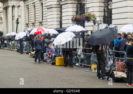 Downing Street, Londres, 13 juillet 2016. La bruine occasionnelle fait ressortir les parapluies comme médias du monde rassemble à l'extérieur de 10 Downing Street, le premier ministre David Cameron se prépare à remettre à Theresa May. Crédit : Paul Davey/Alamy Live News Banque D'Images