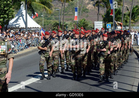 Saint-Denis, Réunion, France. 14 juillet, 2016. Défilé militaire pour la Fête nationale du 14 juillet, à Saint-Denis, la capitale de l'île de la réunion Credit : Valerie Koch/ZUMA/Alamy Fil Live News Banque D'Images