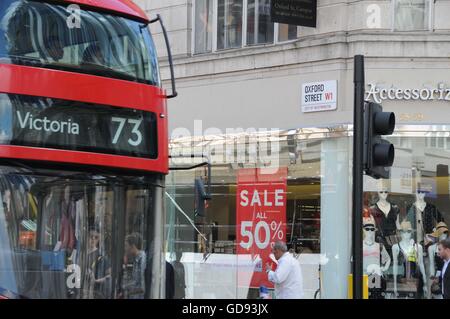 Le maire de Londres, Sadiq Khan, va créer une zone piétonne Oxford Street ; dans la rue du même nom dans l'est, jusqu'à Bond Street à l'Ouest. L'objectif est de nettoyer les rues record pour la mauvaise qualité de l'air : le pire dans le monde. Le programme entrera en vigueur en 2020 Banque D'Images