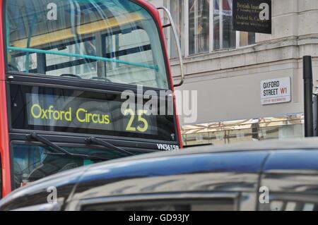 Le maire de Londres, Sadiq Khan, va créer une zone piétonne Oxford Street ; dans la rue du même nom dans l'est, jusqu'à Bond Street à l'Ouest. L'objectif est de nettoyer les rues record pour la mauvaise qualité de l'air : le pire dans le monde. Le programme entrera en vigueur en 2020 Banque D'Images