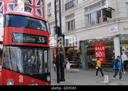 Le maire de Londres, Sadiq Khan, va créer une zone piétonne Oxford Street ; dans la rue du même nom dans l'est, jusqu'à Bond Street à l'Ouest. L'objectif est de nettoyer les rues record pour la mauvaise qualité de l'air : le pire dans le monde. Le programme entrera en vigueur en 2020 Banque D'Images