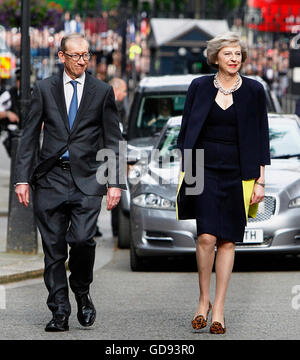 Londres, Royaume-Uni. Le 13 juillet, 2016. Theresa Mai et mari Philip lors de sa première journée en tant que premier ministre à Downing Street. Credit : yeux omniprésents/Alamy Live News Banque D'Images