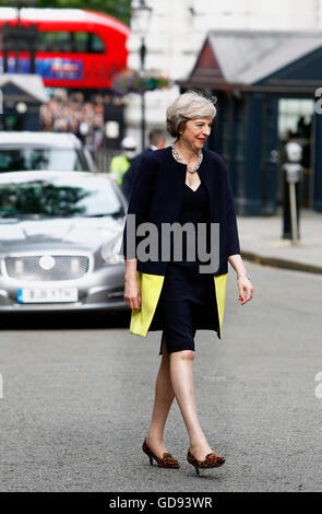 Londres, Royaume-Uni. Le 13 juillet, 2016. Theresa peut à sa première journée en tant que premier ministre à Downing Street. Credit : yeux omniprésents/Alamy Live News Banque D'Images