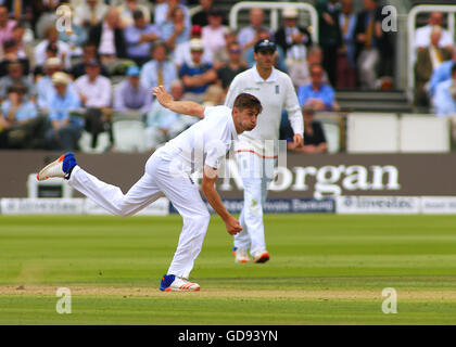 Londres, Royaume-Uni. 14 juillet, 2016. Le premier test-match de cricket Investec. L'Angleterre et le Pakistan. L'Angleterre Chris Woakes bowls Banque D'Images