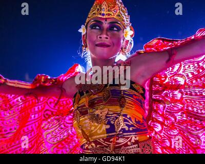 Ubud, Bali, Indonésie. 14 juillet, 2016. Un balinais traditionnel legong dance troupe effectue au cours de la crémation de masse à Ubud. La population locale à Ubud exhumé les restes de membres de la famille et brûlé leurs reste dans une cérémonie de crémation de masse mercredi. Le jeudi a été consacré à la préparation pour la cérémonie de samedi qui conclut la crémation et inclus Legong balinais traditionnels danses exécutées dans la soirée. Près de 100 personnes sera incinéré et reposent dans la plus grande masse la crémation à Bali en ans cette semaine. La plupart des gens sur Bali sont hindous. Crémations traditionnels de Bali sont très expe Banque D'Images