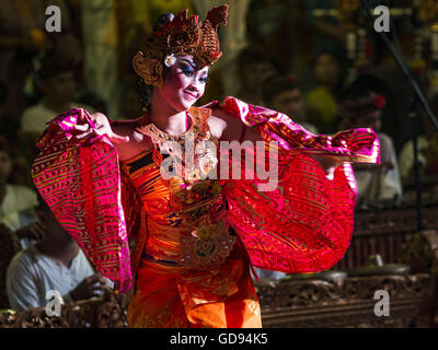 Ubud, Bali, Indonésie. 14 juillet, 2016. Un balinais traditionnel legong dance troupe effectue au cours de la crémation de masse à Ubud. La population locale à Ubud exhumé les restes de membres de la famille et brûlé leurs reste dans une cérémonie de crémation de masse mercredi. Le jeudi a été consacré à la préparation pour la cérémonie de samedi qui conclut la crémation et inclus Legong balinais traditionnels danses exécutées dans la soirée. Près de 100 personnes sera incinéré et reposent dans la plus grande masse la crémation à Bali en ans cette semaine. La plupart des gens sur Bali sont hindous. Crémations traditionnels de Bali sont très expe Banque D'Images