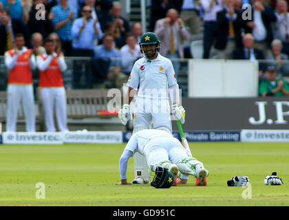 Londres, Royaume-Uni. 14 juillet, 2016. Le premier test-match de cricket Investec. L'Angleterre et le Pakistan. Le Pakistan's Misbah-ul-Haq fête ses 100 en faisant quelques press ups, comme Asad Shafiq montres avec un sourire. À 42 ans, Misbah est le plus vieux de 82 ans à marquer un siècle © test Plus Sport Action/Alamy Live News Crédit : Action Plus de Sports/Alamy Live News Banque D'Images