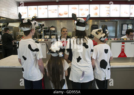 Atlanta, GA, USA. 12 juillet, 2016. Avec des costumes de vache fait maison, une famille arrêtés au guichet au cours de Chick-fil-A de la Journée de reconnaissance de la vache. © Robin Rayne Nelson/ZUMA/Alamy Fil Live News Banque D'Images