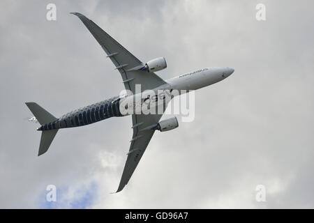 Farnborough, Hampshire, Royaume-Uni. 14 juillet, 2016. 4 e jour de l'échange international de Farnborough Airshow. L'Airbus A350 XWB prend son envol dans une démonstration de vol Banque D'Images