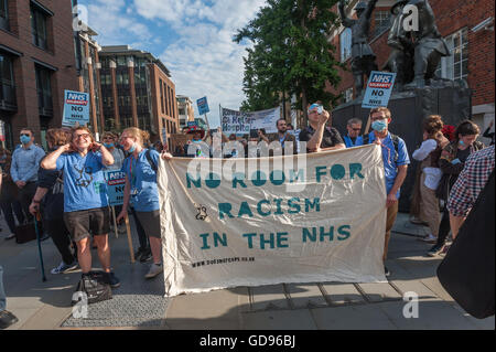 Londres, Royaume-Uni, le 14 juillet 2016. Docs pas flics, un groupe opposé aux médecins travaillant à l'état de l'immigration les patients rapport tenir une banderole "Pas de place pour le racisme dans le NHS NHS au rassemblement de solidarité à St Pauls. Peter Marshall/Alamy Live News Banque D'Images