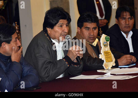 La Paz, Bolivie. 14 juillet, 2016. Le président bolivien Evo Morales (2L) prononce une allocution lors d'un événement pour promouvoir le développement régional dans la région de La Paz, Bolivie, le 14 juillet 2016. © Enzo De Luca/ABI/Xinhua/Alamy Live News Banque D'Images