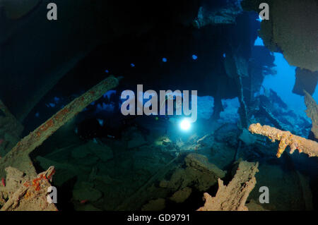 Homme scuba diver à l'intérieur de l'épave du SS Dunraven, Red Sea, Egypt Banque D'Images