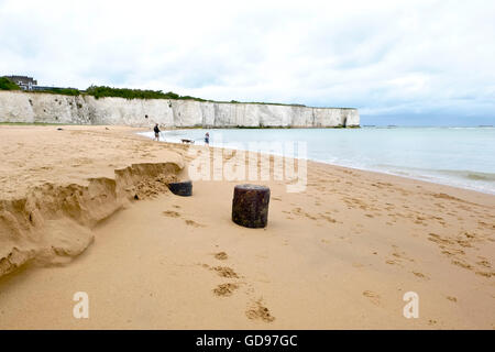 Les gens promènent leurs chiens sur la plage à Kinsgate Bay Beach Broadstairs Kent Banque D'Images