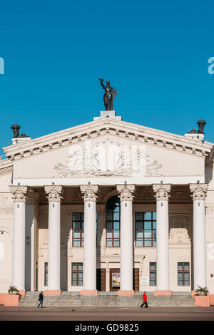 Gomel, Bélarus - Mars 27, 2016 : Construction du Théâtre Dramatique Régional de Gomel Sur la Place Lénine à Gomel, au Bélarus. Banque D'Images