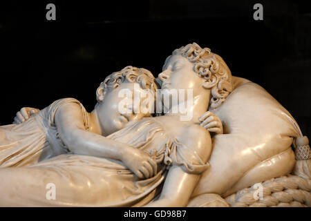 Les enfants endormis est une sculpture en marbre par Francis Chantrey. La statue représente Ellen-Jane et Marianne Robinson endormi. Banque D'Images