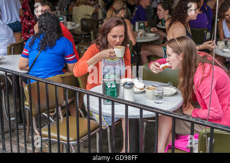 Des femmes dégustant du café et des beignets au célèbre CafÃƒÆ’Ã†â€™Ãƒâ€šÃ‚Â©Ã¢â‚¬Å¡Ãƒâ’ÃƒÆ€šÃ‚Â© du monde dans le quartier français de la Nouvelle-Orléans, en Louisiane Banque D'Images