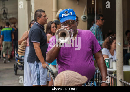 Musicien de rue noir avec une casquette Jésus divertissant avec sa trompette devant CafÃƒÆ’Ã‚Â©Ãƒâ€šÃ‚Â© du monde dans le quartier français de la Nouvelle-Orléans Banque D'Images