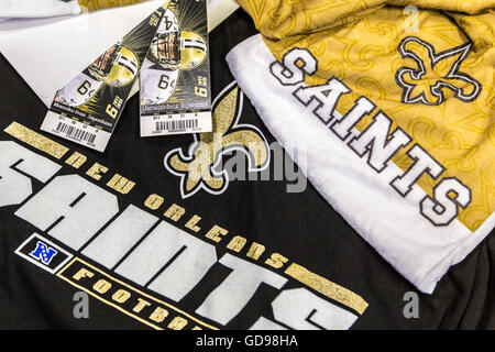 Billets, des chemises et des logos pour les New Orleans Saints de l'équipe de football américain Banque D'Images