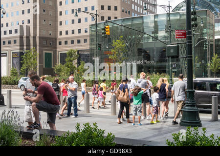 Foule à l'extérieur de la Brookfield Place, West Street, New York, USA Banque D'Images