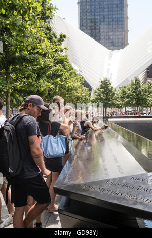 Le National 9/11 Memorial avec Oculus en arrière-plan, le Lower Manhattan, NYC Banque D'Images