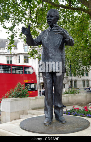 La statue de Nelson Mandela à la place du Parlement, Londres, Banque D'Images