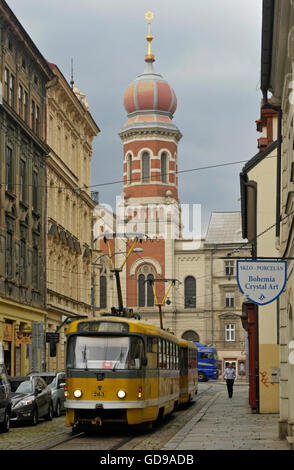 Tram et synagogue à Plzen, République Tchèque Banque D'Images