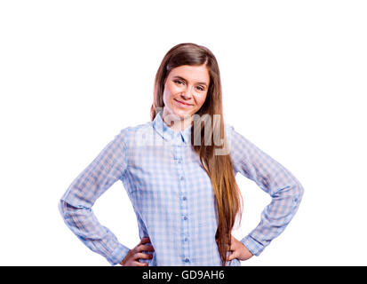 Fille en bleu shirt, jeune femme belle, studio shot Banque D'Images