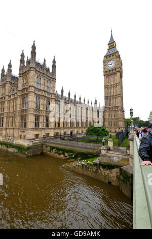 Les chambres du Parlement un monument de Londres Westminster Bridge avec une vue sur la rivière Banque D'Images