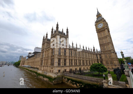 Les chambres du Parlement un monument de Londres Westminster Bridge avec une vue sur la rivière Banque D'Images