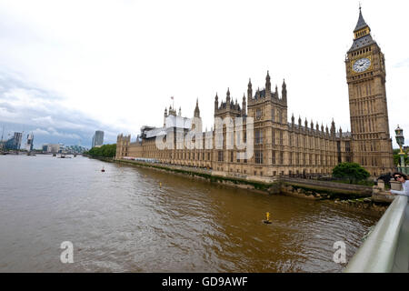 Les chambres du Parlement un monument de Londres Westminster Bridge avec une vue sur la rivière Banque D'Images