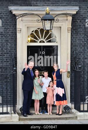 David Cameron avec son épouse Samantha et enfants Nancy, 12, 10, et Elwen, Florence, 5, à l'extérieur de 10 Downing Street à Londres avant de partir pour le palais de Buckingham pour une audience avec la reine Elizabeth II à démissionner officiellement en tant que premier ministre. Banque D'Images