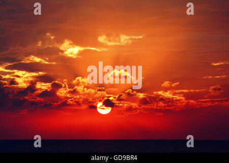 Coucher de soleil sur la mer spectaculaire Banque D'Images