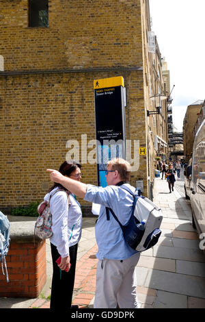 L'élaboration d'itinéraire à partir d'une carte d'information touristique et d'information panneau près de Tower Bridge à Londres. Banque D'Images