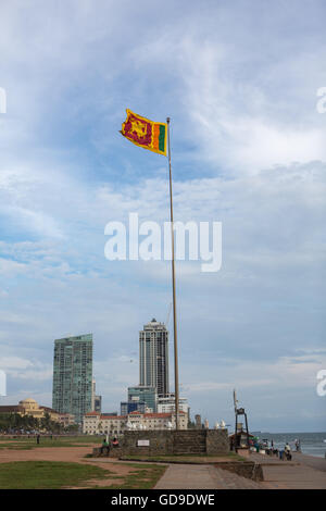 Drapeau Sri Lankais survolant Galle Face Green, Colombo Sri Lanka. Banque D'Images