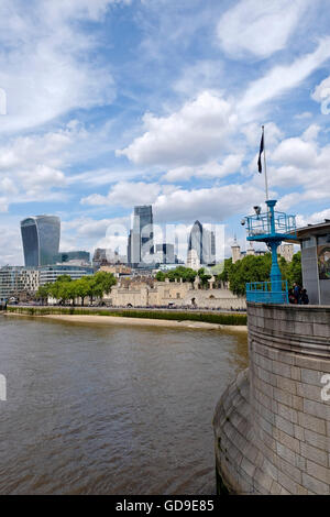 La ville de Londres avec le 'talkie walkie' 'le Gherkin' et 'la râpe à fromage' Londres vue prise du Tower Bridge Londres sur la rivière Thames Banque D'Images