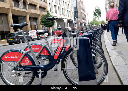 Une rangée de Santander est de Londres vélos libre-service, le système de partage de vélo pour les petits trajets parrainé par une banque BRITANNIQUE Santander Banque D'Images