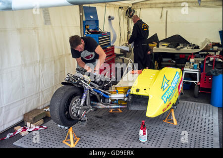 La mobilité rider Roy Tansley side-car en cours de préparation au courses TT 2016 Banque D'Images