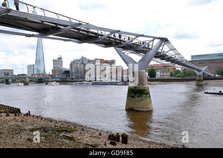 Le Millennium Bridge, officiellement connu sous le nom de la passerelle du millénaire de Londres Londres est un fragment historique dans l'arrière-plan Banque D'Images