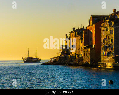 Rovinj, Croatie coucher du soleil, les oiseaux en vol et table et chaises victorienne Banque D'Images