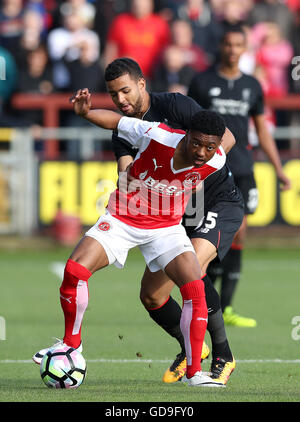 L'Kelviun Liverpool Stewart (retour) et Fleetwood Town's Keano Deacon en action lors de la pré-saison match amical au stade de Highbury, 5000. Banque D'Images