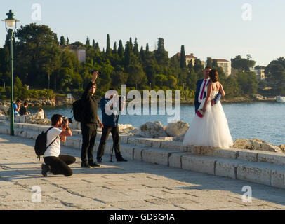 Photos de mariage prises sur pier Rovinj Croatie Banque D'Images