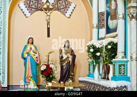 La figure de Jésus Christ en plâtre et Sainte Marie à l'église Banque D'Images