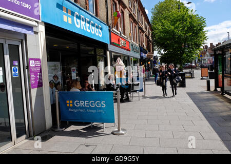 Greggs bakery magasins de détail sur la rue principale dans la ville rurale de Brentwood en Angleterre Banque D'Images