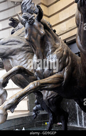 London Piccadilly Circus. Des statues de chevaux de l'Helios, également connu sous le nom de quatre chevaux de bronze de Helios dans Piccadilly Circus London England Banque D'Images